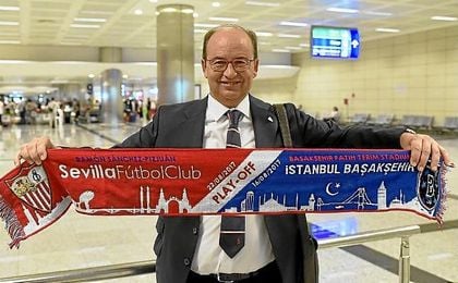 José Castro, en el aeropuerto de Estambul con la bufanda conmemorativa del partido. José Castro, en el aeropuerto de Estambul con la bufanda conmemorativa del partido.