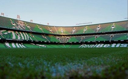 Una panorámica del remozado Coliseo de La Palmera, que estrenará ante el Celta grada y ´restyling´. Una panorámica del remozado Coliseo de La Palmera, que estrenará ante el Celta grada y ´restyling´.