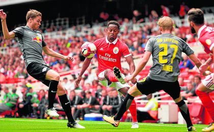 André Carrillo trata de zafarse de la presión de dos jugadores del Leipzig durante la reciente Emirates Cup. André Carrillo trata de zafarse de la presión de dos jugadores del Leipzig durante la reciente Emirates Cup.