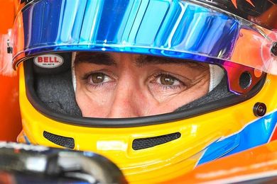 Alonso homenajea a las víctimas de los atentados de Barcelona en Spa Alonso homenajea a las víctimas de los atentados de Barcelona en Spa