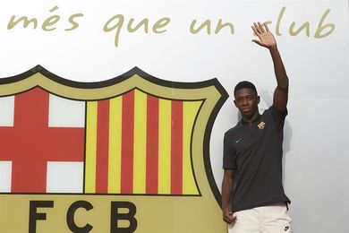Ousmane Dembélé se fotografía ante el escudo del Barça y firmará mañana Ousmane Dembélé se fotografía ante el escudo del Barça y firmará mañana