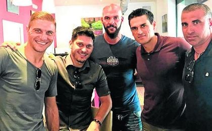 Edu, con Joaquín, Juanito, Rivas y Thais, en una reciente visita a Sevilla. Edu, con Joaquín, Juanito, Rivas y Thais, en una reciente visita a Sevilla.