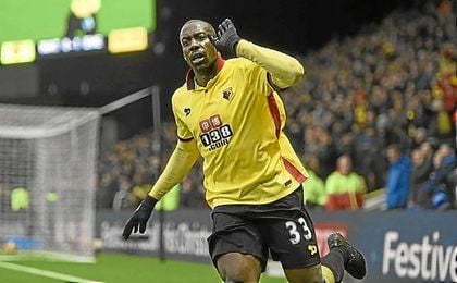 Okaka celebra un gol con la elástica del Watford. Okaka celebra un gol con la elástica del Watford.