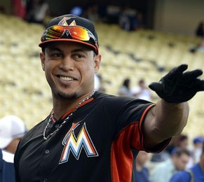 10-9. Stanton recupera el poder y pega jonrón contra los Filis 10-9. Stanton recupera el poder y pega jonrón contra los Filis