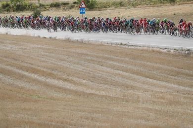 Dos abandonos y exclusión de un director deportivo del AG2R Dos abandonos y exclusión de un director deportivo del AG2R