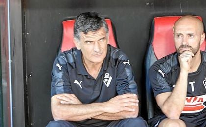Mendilibar, en el banquillo visitante de Nervión. Mendilibar, en el banquillo visitante de Nervión.