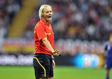Bibiana Steinhaus, "feliz" y "agradecida" de arbitrar en la Bundesliga Bibiana Steinhaus, "feliz" y "agradecida" de arbitrar en la Bundesliga