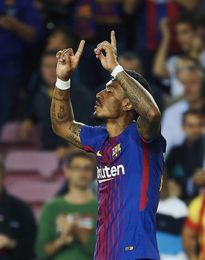 Messi, de penalti, y Paulinho dan ventaja al Barcelona tras el primer tiempo Messi, de penalti, y Paulinho dan ventaja al Barcelona tras el primer tiempo