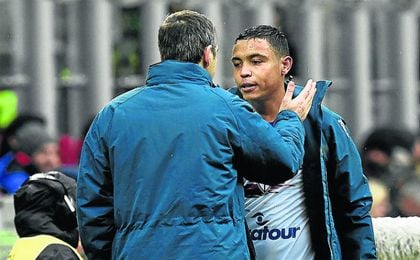 Muriel saluda a su extécnico Giampaolo en un partido de la pasada temporada Muriel saluda a su extécnico Giampaolo en un partido de la pasada temporada