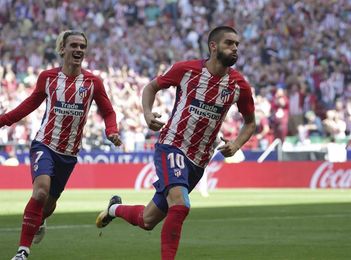 El Atlético gana 2-0 y adelanta al Sevilla El Atlético gana 2-0 y adelanta al Sevilla