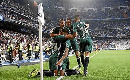 Un gol de Sanabria en el tiempo añadido desató la alegría verdiblanca en el Santiago Bernabéu. Un gol de Sanabria en el tiempo añadido desató la alegría verdiblanca en el Santiago Bernabéu.