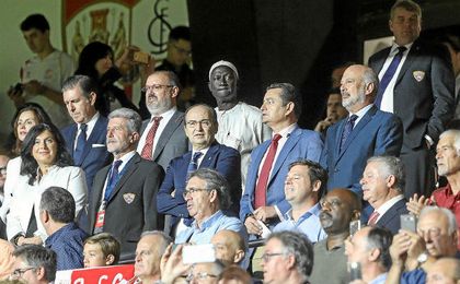 Biri Biri, en el palco del Sánchez-Pizjuán. Biri Biri, en el palco del Sánchez-Pizjuán.
