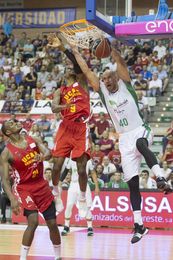 64-74. El Unicaja comienza fuerte y se impone a base de defensa 64-74. El Unicaja comienza fuerte y se impone a base de defensa