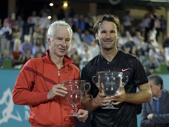 Moyá, campeón en Marbella tras superar a McEnroe en la final Moyá, campeón en Marbella tras superar a McEnroe en la final