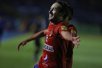 El Municipal le arrebata al Petapa el liderato del fútbol en Guatemala, tras empatar con Xelajú El Municipal le arrebata al Petapa el liderato del fútbol en Guatemala, tras empatar con Xelajú