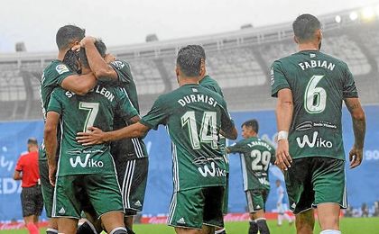 Sergio León, abrazado por sus compañeros tras marcar en Anoeta. Sergio León, abrazado por sus compañeros tras marcar en Anoeta.