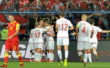Kjaer, de espaldas con el ´4´ y el brazalete de capitán, celebra el 0-1. Kjaer, de espaldas con el ´4´ y el brazalete de capitán, celebra el 0-1.