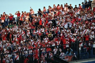 La Bombonera se tiñe de celeste y blanco por el Argentina-Perú La Bombonera se tiñe de celeste y blanco por el Argentina-Perú