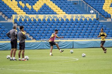 Dani Castellano entrena con el grupo y Vitolo toca balón Dani Castellano entrena con el grupo y Vitolo toca balón