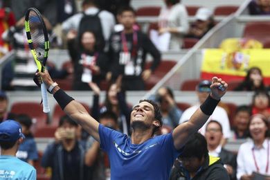 Nadal sobrevive el bombardeo de Isner y pasa a semifinales en Pekín Nadal sobrevive el bombardeo de Isner y pasa a semifinales en Pekín