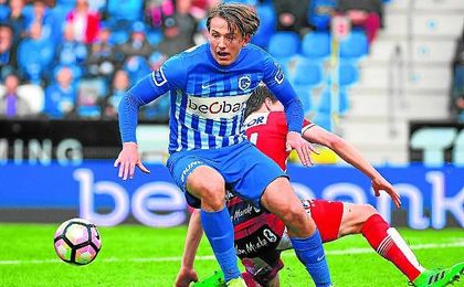 Berge, en un partido de Jupiler League con el Genk. Berge, en un partido de Jupiler League con el Genk.
