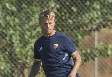El danés Kjaer, principal novedad del entrenamiento del Sevilla El danés Kjaer, principal novedad del entrenamiento del Sevilla