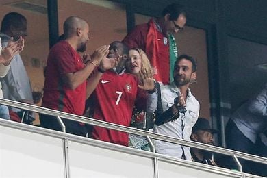 Madonna anima a la selección de Portugal desde la grada Madonna anima a la selección de Portugal desde la grada