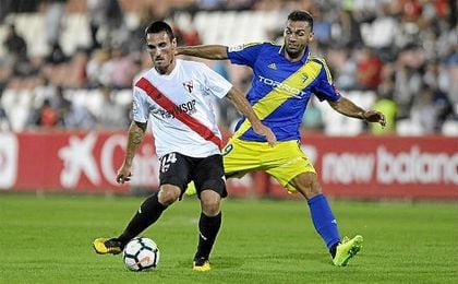 Fede San Emeterio controla el balón ante la presión de Barral. Fede San Emeterio controla el balón ante la presión de Barral.