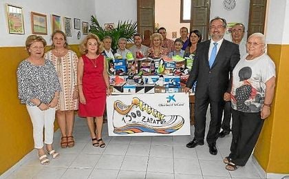 La Obra Social la Caixa reparte casi 1.500 pares de "Zapatos Nuevos" en Sevilla. La Obra Social la Caixa reparte casi 1.500 pares de "Zapatos Nuevos" en Sevilla.