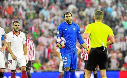 Sirigu se convirtió en protagonista durante la última visita sevillista a San Mamés, en la que fue expulsado. Sirigu se convirtió en protagonista durante la última visita sevillista a San Mamés, en la que fue expulsado.