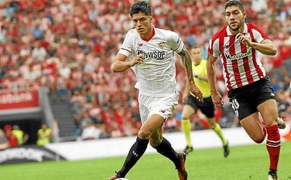 Correa conduce en el balón en un lance del partido. Correa conduce en el balón en un lance del partido.