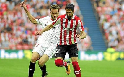 Franco Vázquez y Raúl García pugnan por el balón. Franco Vázquez y Raúl García pugnan por el balón.