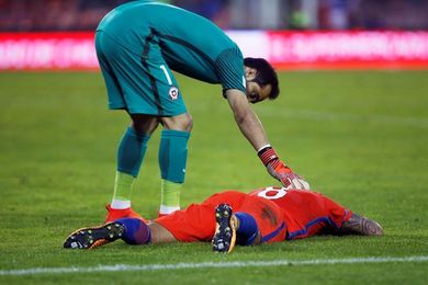 Chile se despedaza con el quiebre de Claudio Bravo y Arturo Vidal Chile se despedaza con el quiebre de Claudio Bravo y Arturo Vidal