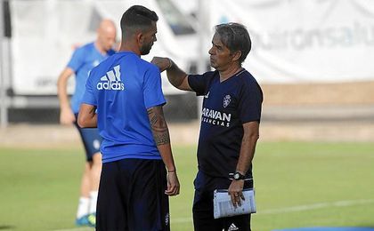El técnico del Zaragoza no se fía del Sevilla Atlético. El técnico del Zaragoza no se fía del Sevilla Atlético.