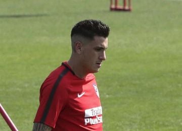 El uruguayo José María Giménez se retiró con molestias del entrenamiento El uruguayo José María Giménez se retiró con molestias del entrenamiento
