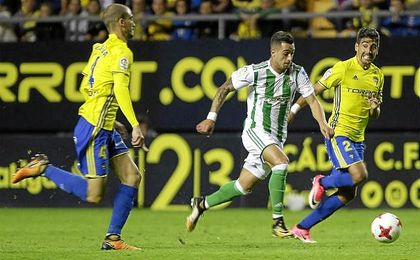 Sergio León marcó los dos goles del Betis en el Carranza. Sergio León marcó los dos goles del Betis en el Carranza.
