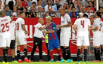 Sampaoli, saludando a Messi en la Supercopa de España la temporada pasada. Sampaoli, saludando a Messi en la Supercopa de España la temporada pasada.