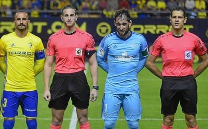 Dani Giménez, ejerciando de capitán junto al cadista Servando en debut esta campaña en partido oficial. Dani Giménez, ejerciando de capitán junto al cadista Servando en debut esta campaña en partido oficial.