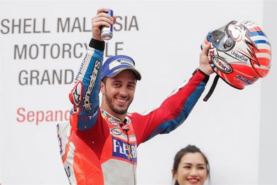 Dovizioso, Lorenzo y las órdenes de equipo dejan a Márquez sin el título Dovizioso, Lorenzo y las órdenes de equipo dejan a Márquez sin el título