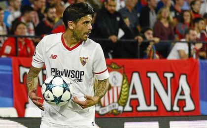 Banega, con el balón en las manos antes de botar un saque de esquina. Banega, con el balón en las manos antes de botar un saque de esquina.