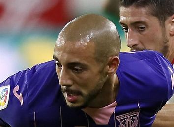 Amrabat trabaja sobre el césped pero no estará ante el Valencia Amrabat trabaja sobre el césped pero no estará ante el Valencia