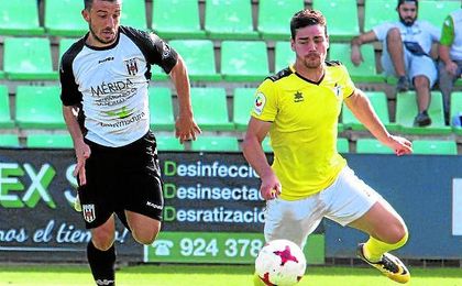 Adri Crespo pugna por el esférico en un lance del duelo ante el Mérida. Adri Crespo pugna por el esférico en un lance del duelo ante el Mérida.