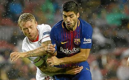 Kjaer, en el partido del Camp Nou con Luis Suárez. Kjaer, en el partido del Camp Nou con Luis Suárez.