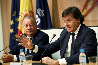 Lete habla de "ilusión óptica" al ser preguntado por la polémica camiseta España Lete habla de "ilusión óptica" al ser preguntado por la polémica camiseta España