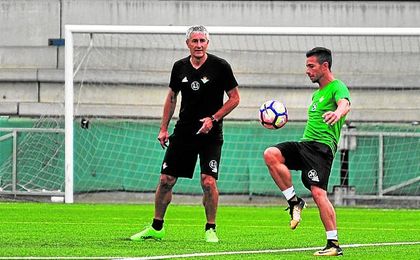 Rubén se marchó ya bien entrado agosto, por lo que sabe cómo es trabajar con Setién. Rubén se marchó ya bien entrado agosto, por lo que sabe cómo es trabajar con Setién.
