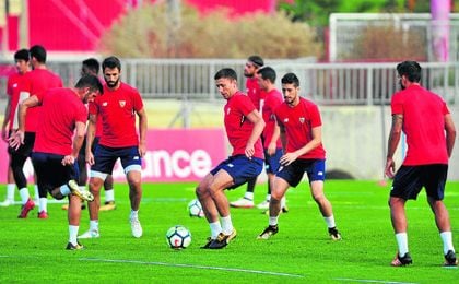 Carriço y Pareja aún no han regresado, Mercado y Kjaer sufren molestias y Lenglet, que se ha quedado solo, está apercibido. Carriço y Pareja aún no han regresado, Mercado y Kjaer sufren molestias y Lenglet, que se ha quedado solo, está apercibido.