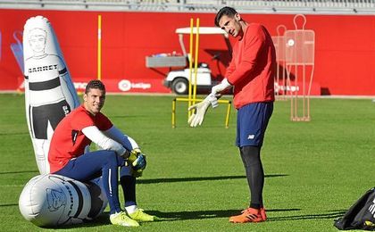 Los cancerberos David Soria y Sergio Rico, durante un entrenamiento sevillista. Los cancerberos David Soria y Sergio Rico, durante un entrenamiento sevillista.