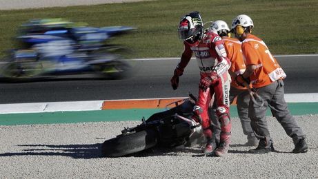 Lorenzo: "Lo mejor para Ducati, para Andrea, era seguir tirando" Lorenzo: "Lo mejor para Ducati, para Andrea, era seguir tirando"