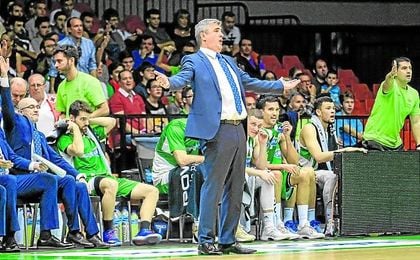 Carrasco (izquierda) y Quintana (centro), dando instrucciones a los béticos en San Pablo, en el primer partido del cántabro al frente del banquillo del Betis. Carrasco (izquierda) y Quintana (centro), dando instrucciones a los béticos en San Pablo, en el primer partido del cántabro al frente del banquillo del Betis.