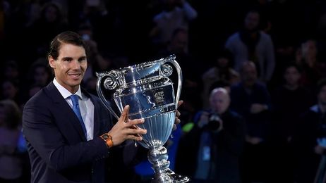 Rafael Nadal recibe el trofeo de Número 1 de final de año Rafael Nadal recibe el trofeo de Número 1 de final de año